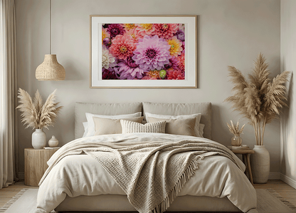 KYUBA Premium-Puzzle 'Blossom Explosion' als harmonisches Wandbild in einem gemütlichen Boho-Schlafzimmer.