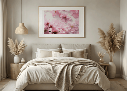 KYUBA Premium-Puzzle 'Cherry Bliss' als harmonisches Wandbild in einem gemütlichen Boho-Schlafzimmer.