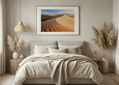 KYUBA Premium-Puzzle 'Golden Dunes' als harmonisches Wandbild in einem gemütlichen Boho-Schlafzimmer.