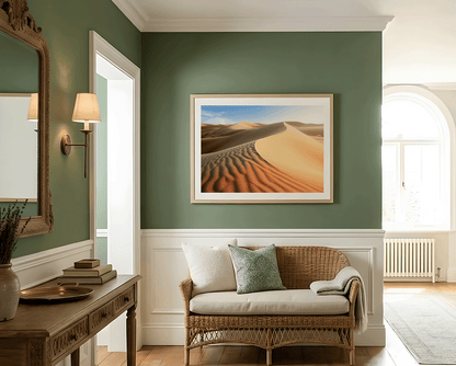 KYUBA Premium-Puzzle 'Golden Dunes' elegant gerahmt an einer stilvollen Wohnzimmerwand.